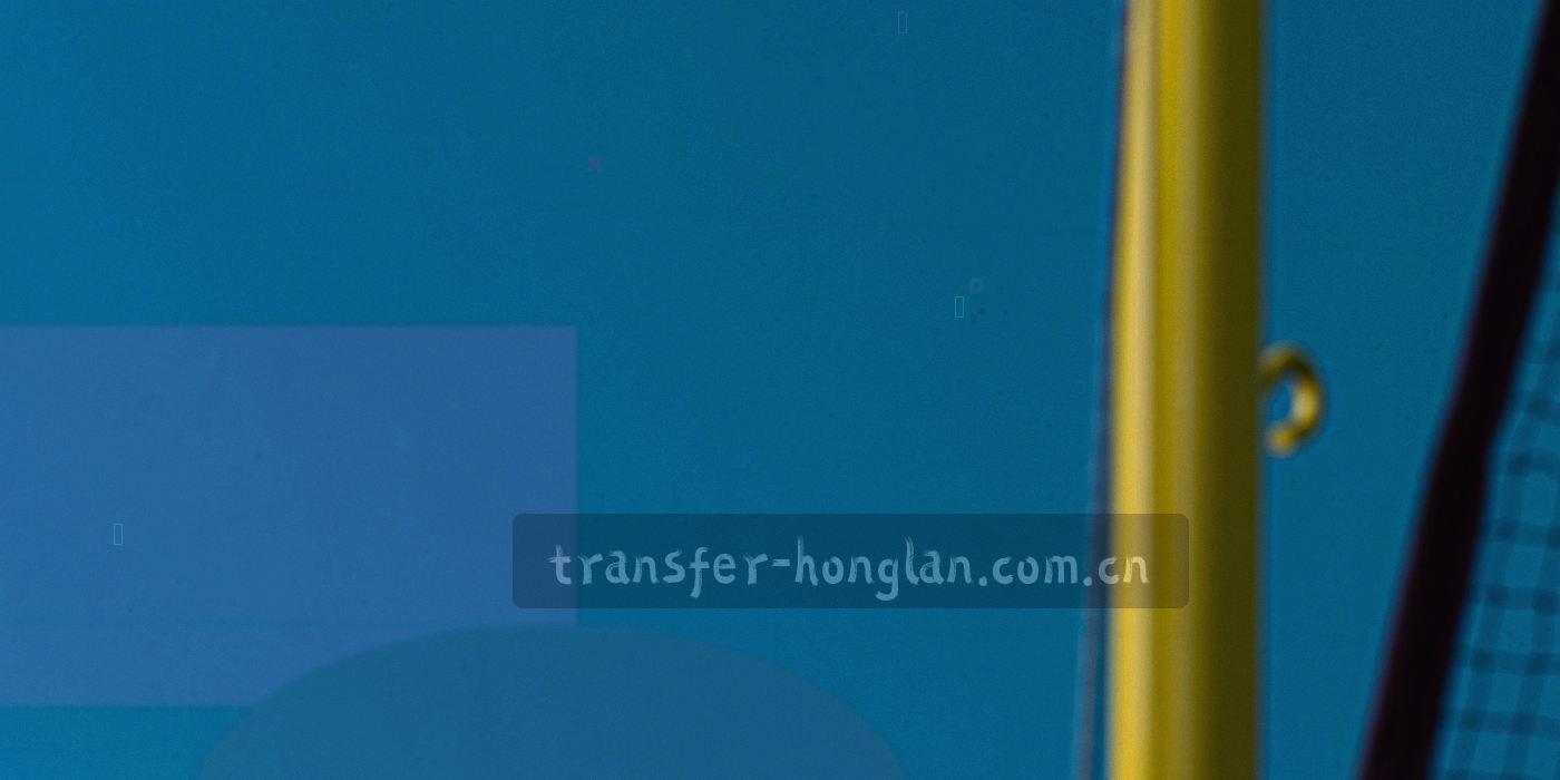 球场上被光带标出的跑动轨迹与等宽数字叠加